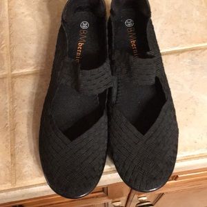 Bernie Mev. Black wedges